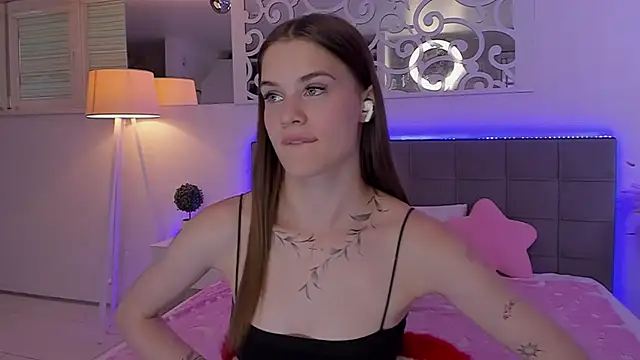 LuisaClover Adlı Modelin Canlı XXX Sohbeti