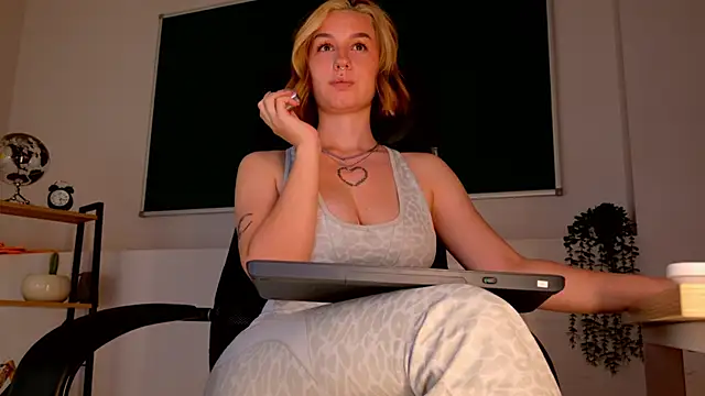 ClaireMathis Adlı Modelin Canlı XXX Sohbeti