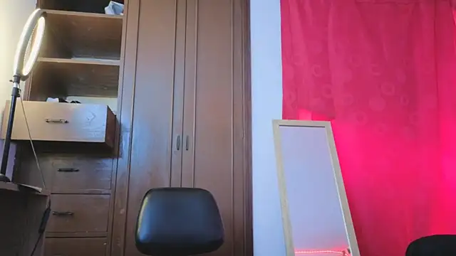 MiaCollinssx Adlı Modelin Canlı XXX Sohbeti