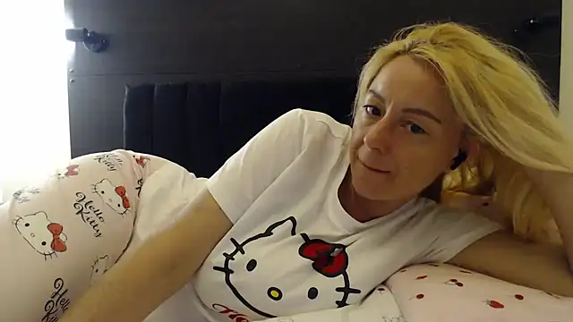 _karolynesyera_'s Live XXX Chat