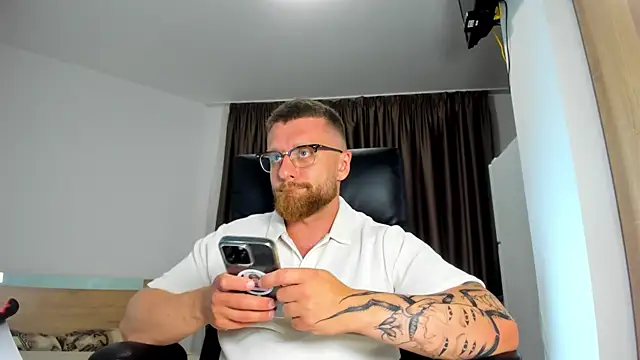 Findom_guy élő XXX-chatje