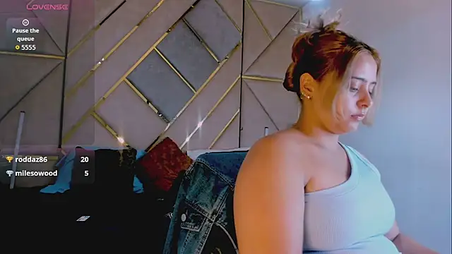 MikaelaStone Chat XXX live