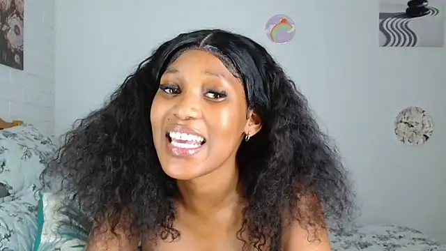 ConnieSmall24 élő XXX-chatje