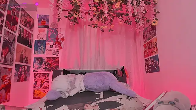MissCurvyTop's Live XXX Chat