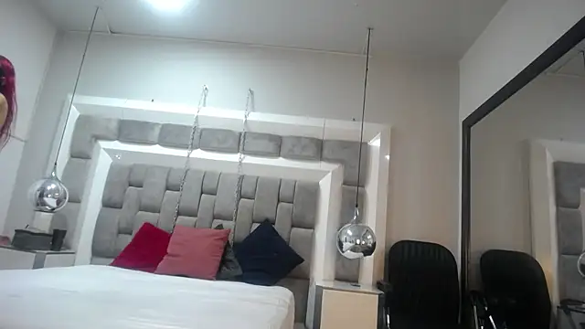 Lucie_Red élő XXX-chatje