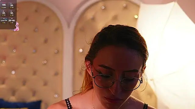 caroline_adams_ Adlı Modelin Canlı XXX Sohbeti