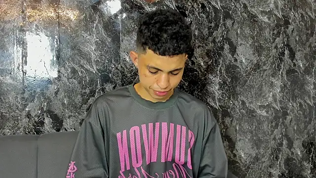 Chat +18 de cameron_lux77 ao vivo