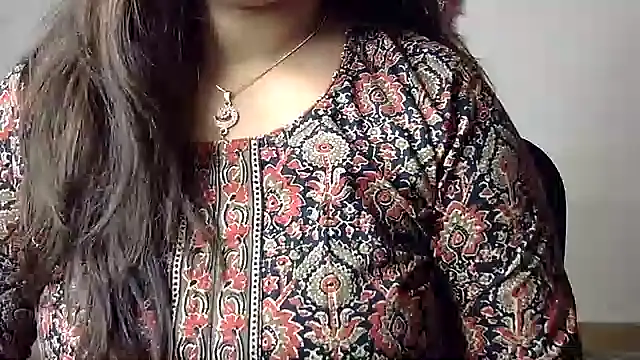 Онлайн чат XXX Gujjugirl1