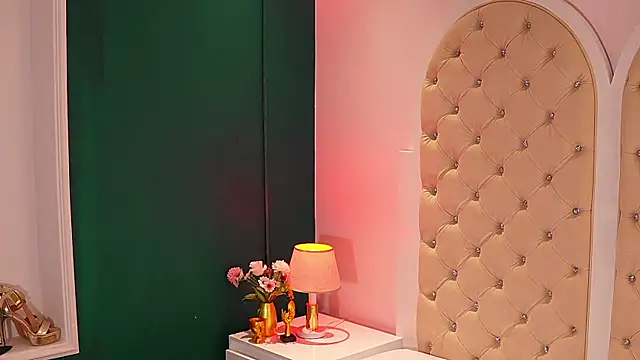 caroline_adams_'s Live XXX Chat