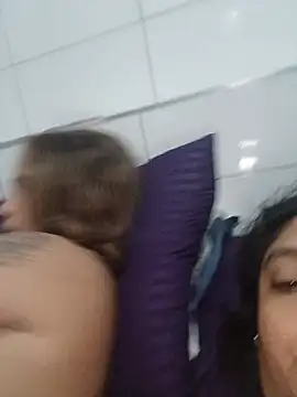 2Juicy_pussy's Live XXX Chat