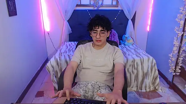 Elliot_23 Chat XXX live
