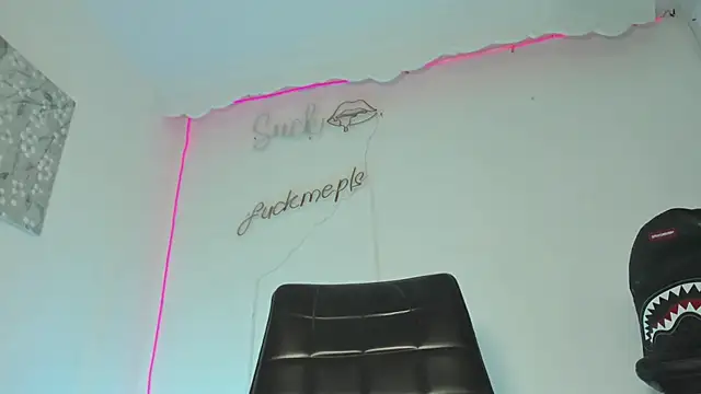 Rpoolrboy's Live XXX Chat