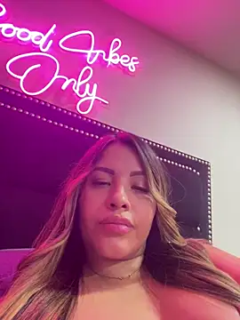 Chat +18 de sexyyykloee ao vivo