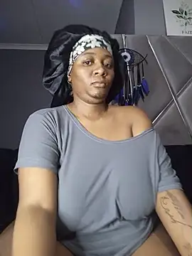 CocoBootyyy élő XXX-chatje