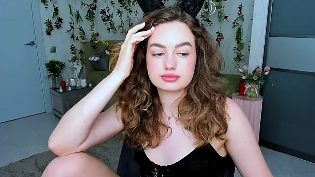 MiracleCurly Adlı Modelin Canlı XXX Sohbeti