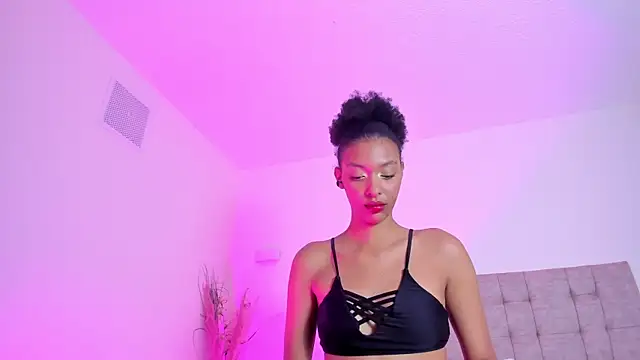 Show modela Kiara_Kamau_XXX na web-kameri