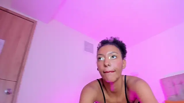 Show modela Kiara_Kamau_XXX na web-kameri