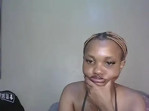 PrettyT5 élő XXX-chatje