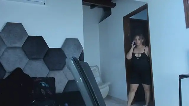 MikaelaStone Adlı Modelin Canlı XXX Sohbeti