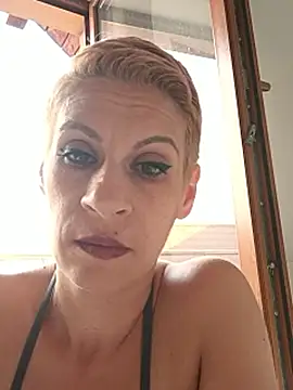 Chat +18 de KittyDesiree ao vivo