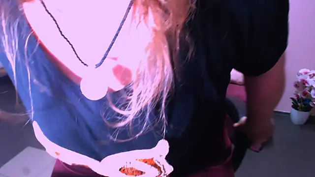 XXX chat uživo modela NeuroDoll