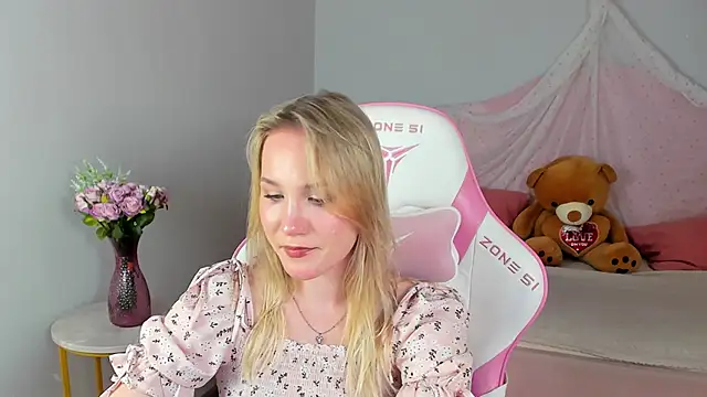 ElaraVoltage's Live XXX Chat