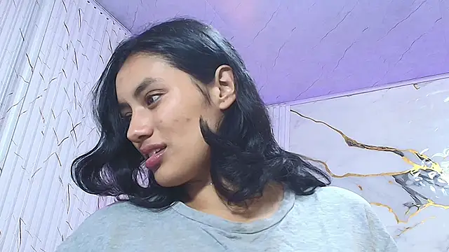 XXX chat uživo modela PEACHY_TAY