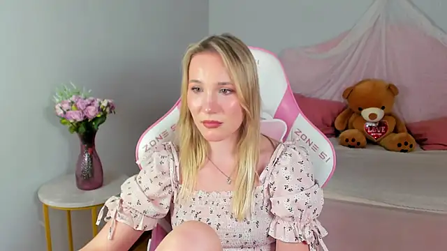 ElaraVoltage's Live XXX Chat