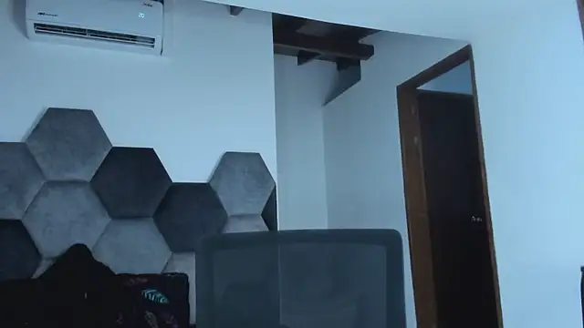 MikaelaStone Chat XXX in diretta