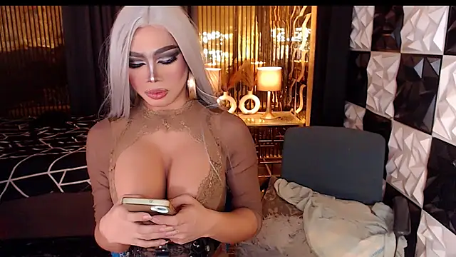 Chat XXX en directo de MonstrousCockDiva