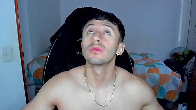 Tommy_Bred Adlı Modelin Canlı XXX Sohbeti