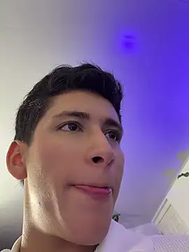 צ'אט XXX בשידור חי של SantiLux_