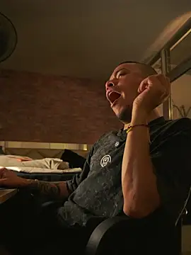 AlphaMasterXxx 라이브 XXX 채팅