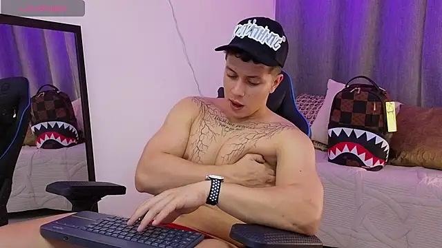 ASHTON_HILS: απευθείας συνομιλία ΧΧΧ