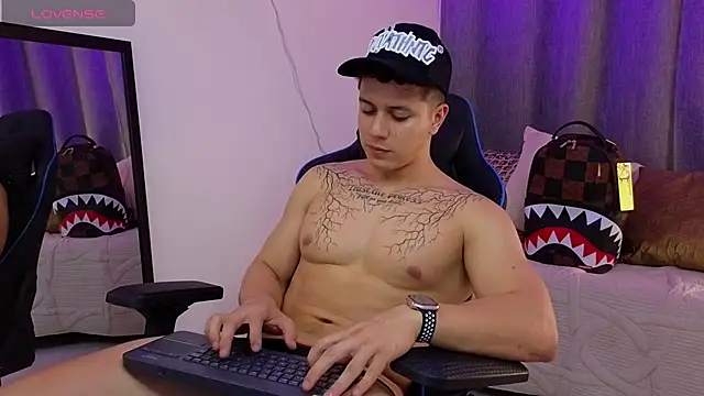 ASHTON_HILS' Live XXX Chat