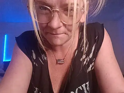 Goldenndoll's Live XXX Chat