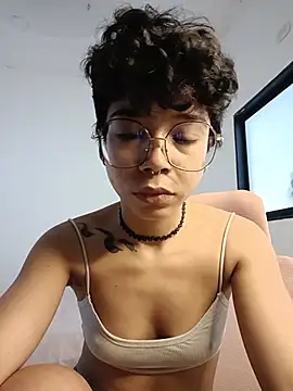 Putaku_San Adlı Modelin Canlı XXX Sohbeti