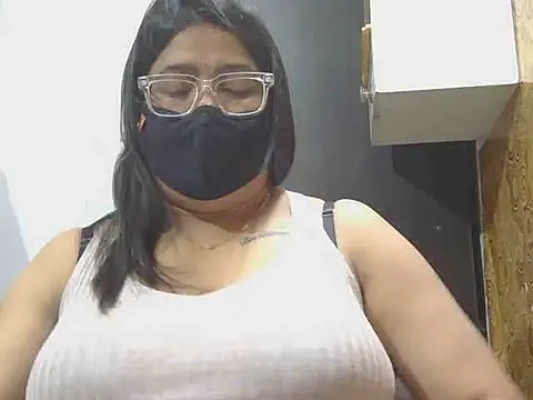 Fuckpussylickass Adlı Modelin Canlı XXX Sohbeti