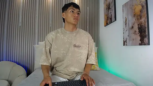 Živý XXX chat AdrianStark_
