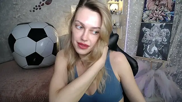 XXX chat uživo modela NickyAdamidi