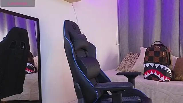 ASHTON_HILS élő XXX-chatje