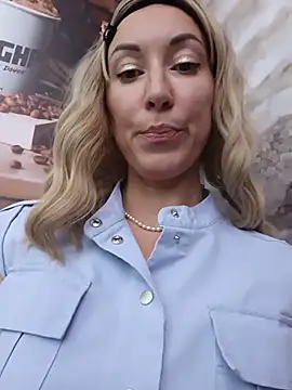 Chat +18 de _AliceWine_ ao vivo
