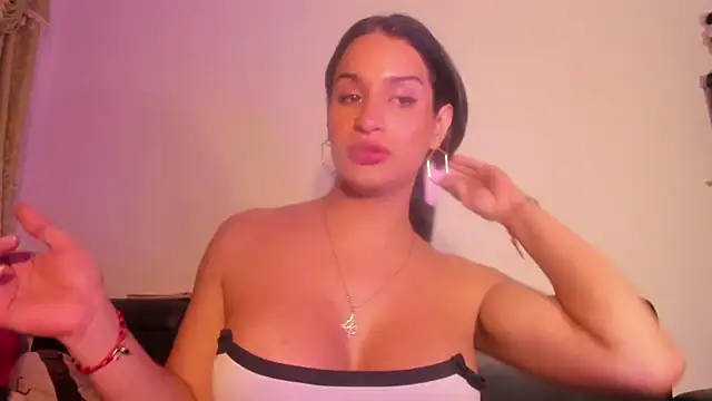Chat +18 de jennifer_ts ao vivo
