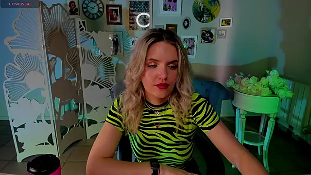 AliceSmite Chat XXX in diretta