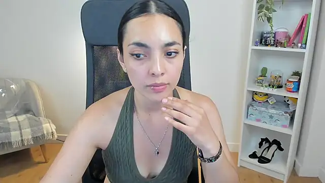 _BellaEvans_ Adlı Modelin Canlı XXX Sohbeti