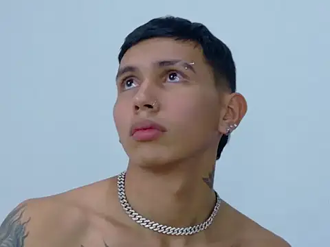 Chat XXX en directo de skoook_gray_