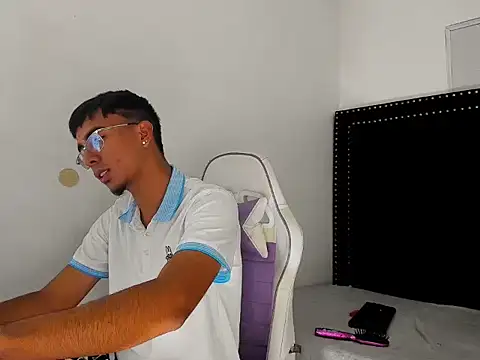 แชท XXX สดของ LoganNRose