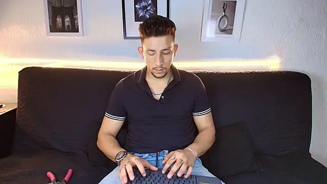 Sr_Maykol live XXX chat