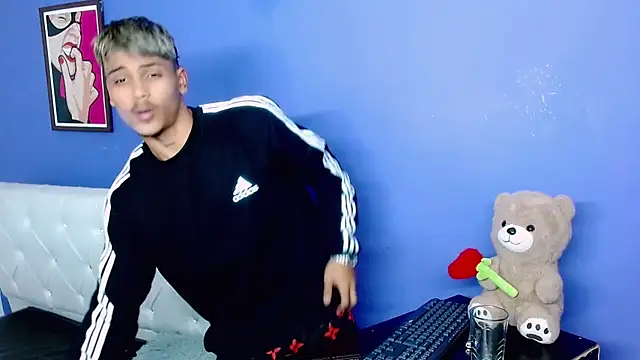 Angel_foxc13 élő XXX-chatje