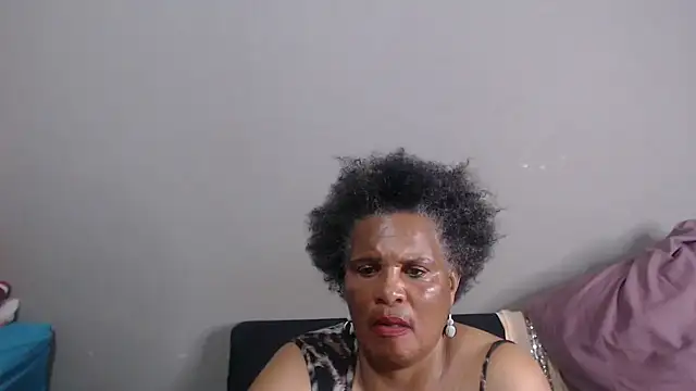 XXX chat uživo modela GrandBustyMelon